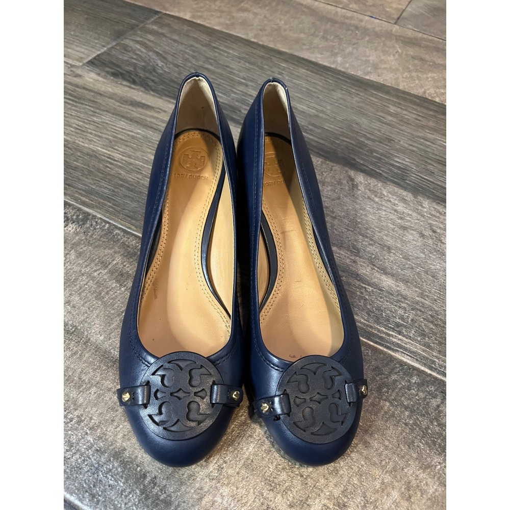 Tory Burch Claire Navy Blue Leather Block Heel Pumps Logo Medallion Size 8.5M
